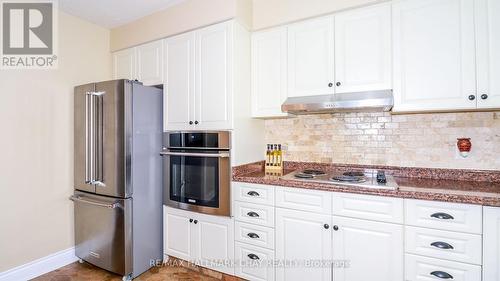 195 Little Avenue, Barrie, ON - Indoor Photo Showing Kitchen