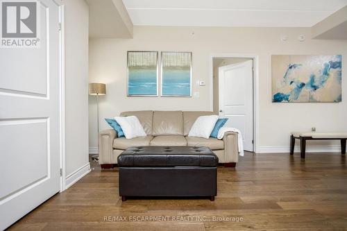 101 - 640 Sauve Street, Milton, ON - Indoor Photo Showing Living Room