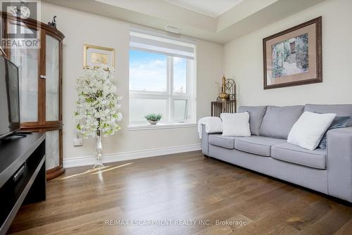 101 - 640 Sauve Street, Milton, ON - Indoor Photo Showing Living Room