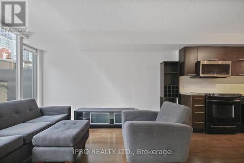 201 - 21 Nelson Street, Toronto, ON - Indoor Photo Showing Living Room