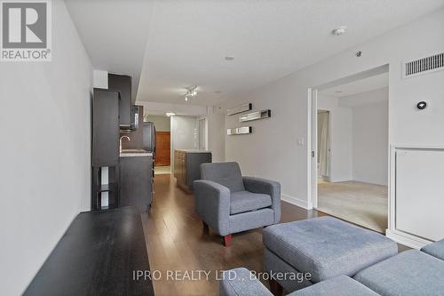 201 - 21 Nelson Street, Toronto, ON - Indoor Photo Showing Living Room