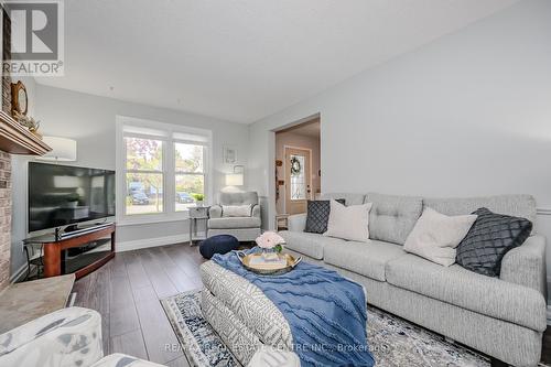 557 Holly Avenue, Milton, ON - Indoor Photo Showing Living Room