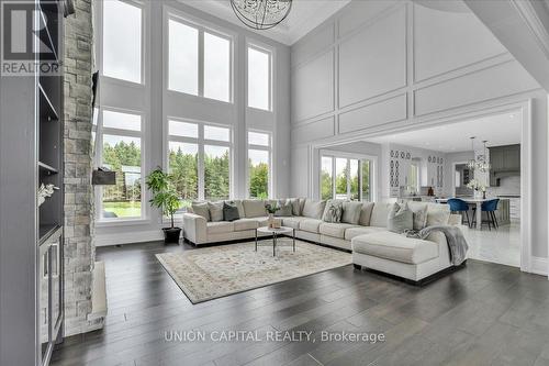 16033 Mississauga Road, Caledon, ON - Indoor Photo Showing Living Room