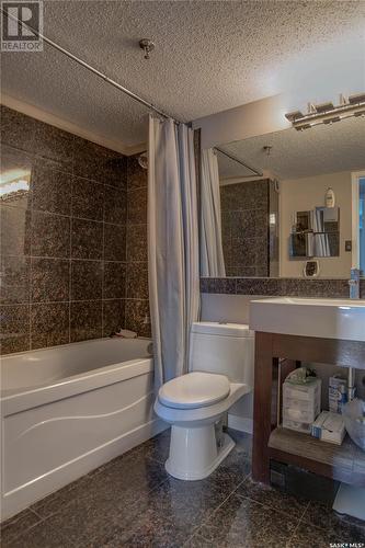 904 405 5Th Avenue N, Saskatoon, SK - Indoor Photo Showing Bathroom