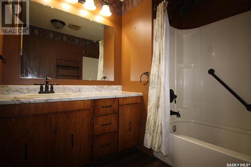 662 9Th Street W, Shaunavon, SK - Indoor Photo Showing Bathroom