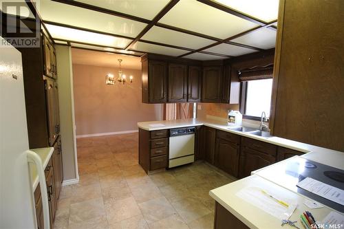 662 9Th Street W, Shaunavon, SK - Indoor Photo Showing Kitchen With Double Sink