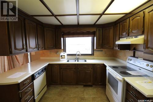 662 9Th Street W, Shaunavon, SK - Indoor Photo Showing Kitchen With Double Sink