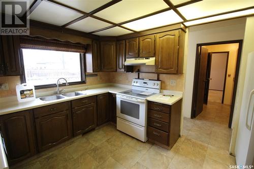 662 9Th Street W, Shaunavon, SK - Indoor Photo Showing Kitchen With Double Sink