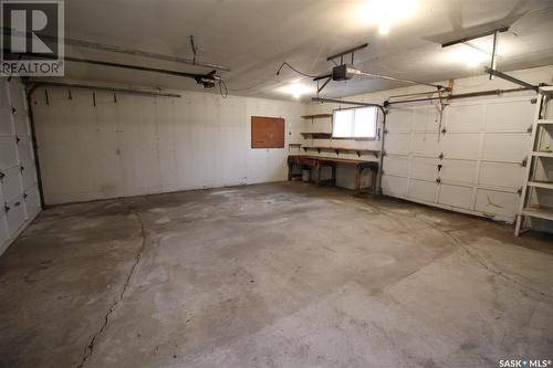 662 9Th Street W, Shaunavon, SK - Indoor Photo Showing Garage