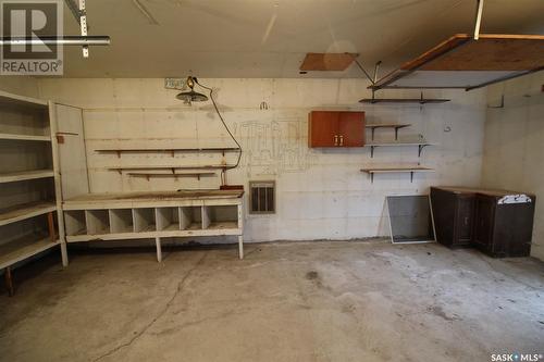 662 9Th Street W, Shaunavon, SK - Indoor Photo Showing Garage