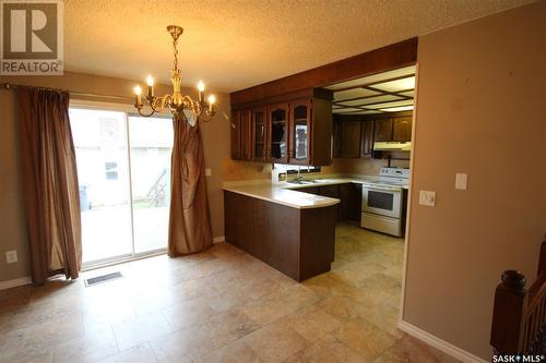 662 9Th Street W, Shaunavon, SK - Indoor Photo Showing Kitchen