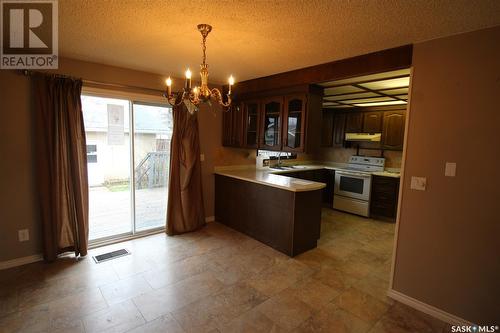 662 9Th Street W, Shaunavon, SK - Indoor Photo Showing Kitchen