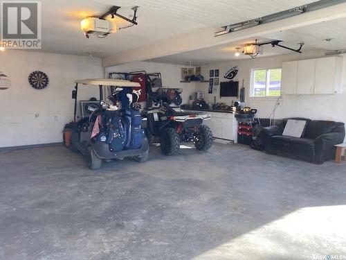 147 Manitoba Avenue, Kerrobert, SK - Indoor Photo Showing Garage