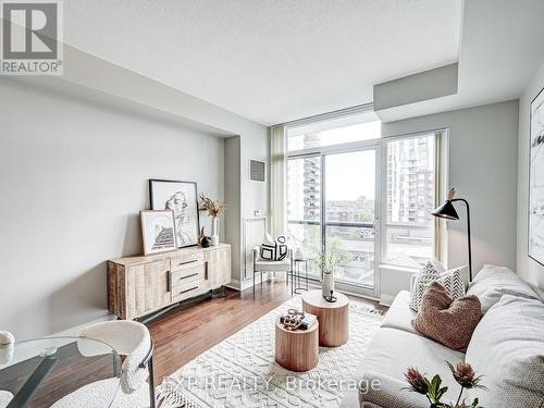 611 - 1 Hurontario Street, Mississauga, ON - Indoor Photo Showing Living Room
