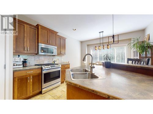 833 Breeze Place, Kelowna, BC - Indoor Photo Showing Kitchen With Double Sink