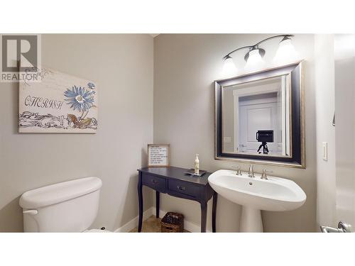 833 Breeze Place, Kelowna, BC - Indoor Photo Showing Bathroom