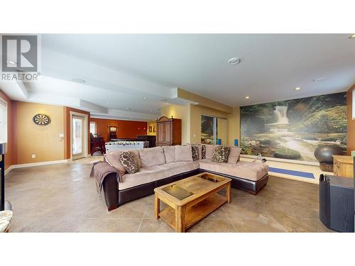 833 Breeze Place, Kelowna, BC - Indoor Photo Showing Living Room