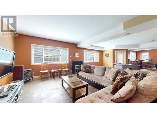 833 Breeze Place, Kelowna, BC - Indoor Photo Showing Living Room
