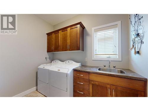 833 Breeze Place, Kelowna, BC - Indoor Photo Showing Laundry Room