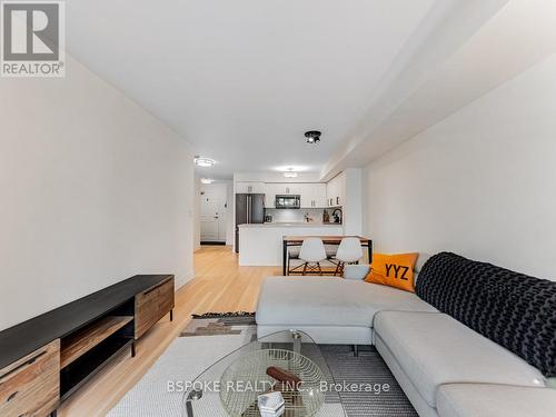 208 - 245 Davisville Avenue, Toronto, ON - Indoor Photo Showing Living Room