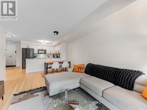 208 - 245 Davisville Avenue, Toronto, ON - Indoor Photo Showing Living Room