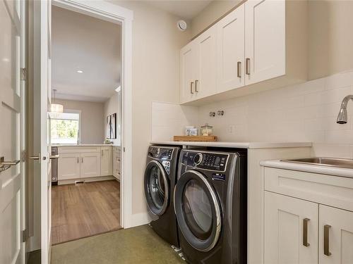 1157 Lee Rd, Parksville, BC - Indoor Photo Showing Laundry Room