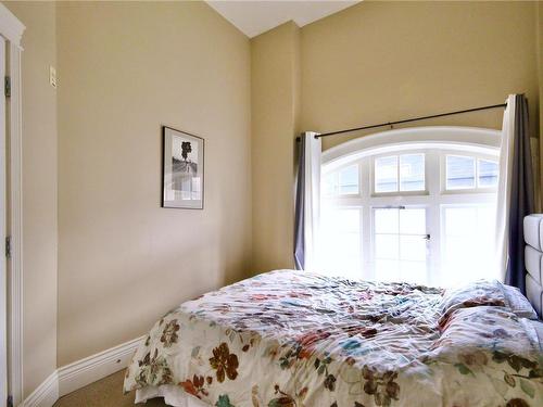 209-1602 Quadra St, Victoria, BC - Indoor Photo Showing Bedroom