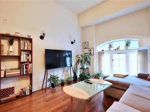209-1602 Quadra St, Victoria, BC - Indoor Photo Showing Living Room