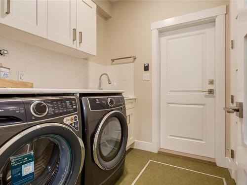 1161 Lee Rd, Parksville, BC - Indoor Photo Showing Laundry Room