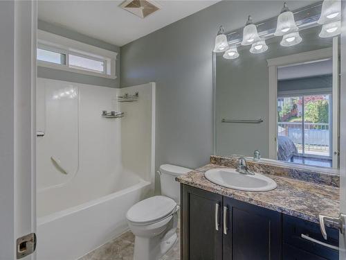 678 Winchester Ave, Nanaimo, BC - Indoor Photo Showing Bathroom