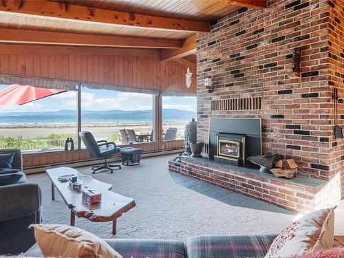 1141 Butterball Dr, Qualicum Beach, BC - Indoor Photo Showing Living Room With Fireplace