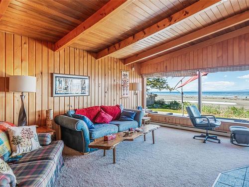 1141 Butterball Dr, Qualicum Beach, BC - Indoor Photo Showing Living Room