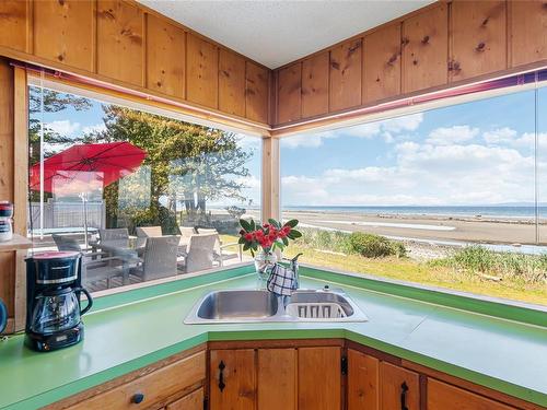 1141 Butterball Dr, Qualicum Beach, BC - Indoor Photo Showing Kitchen With Double Sink