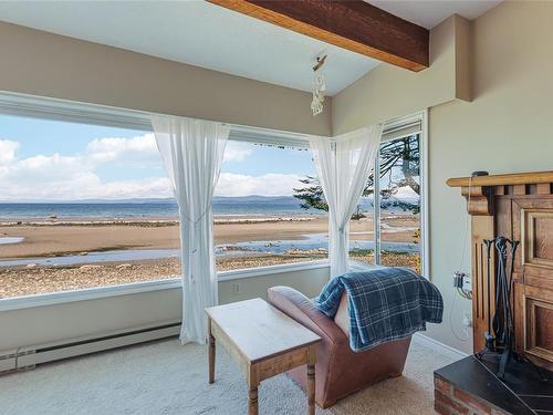 1141 Butterball Dr, Qualicum Beach, BC - Indoor With Fireplace