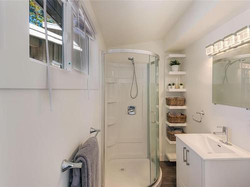 1141 Butterball Dr, Qualicum Beach, BC - Indoor Photo Showing Bathroom
