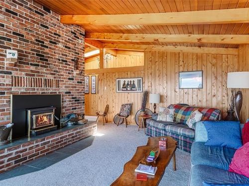 1141 Butterball Dr, Qualicum Beach, BC - Indoor Photo Showing Living Room With Fireplace