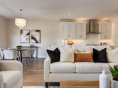 1163 Lee Rd, Parksville, BC - Indoor Photo Showing Living Room