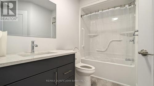 306-30 Hillside Meadow Drive, Quinte West, ON - Indoor Photo Showing Bathroom