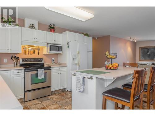 551 Clayton Crescent, Kelowna, BC - Indoor Photo Showing Kitchen