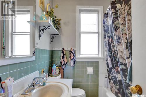 3214 Hill Avenue, Regina, SK - Indoor Photo Showing Bathroom