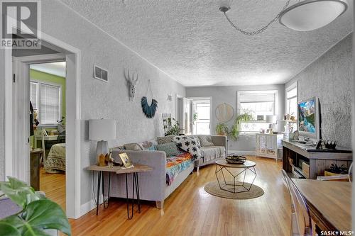3214 Hill Avenue, Regina, SK - Indoor Photo Showing Living Room