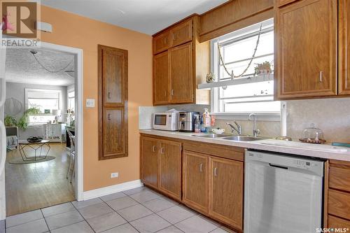 3214 Hill Avenue, Regina, SK - Indoor Photo Showing Kitchen With Double Sink