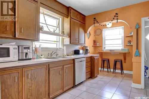 3214 Hill Avenue, Regina, SK - Indoor Photo Showing Kitchen With Double Sink