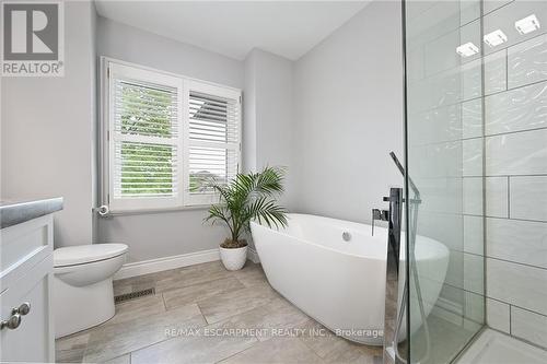 28 Derbyshire Street, Hamilton, ON - Indoor Photo Showing Bathroom