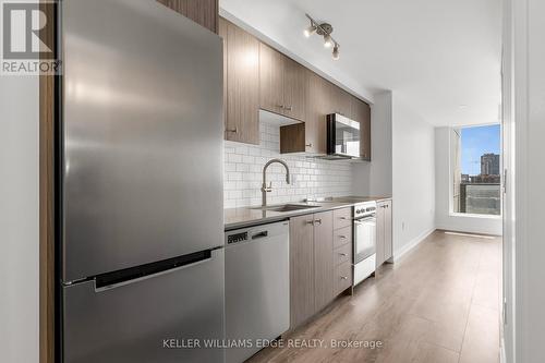 605 - 15 Wellington Street S, Kitchener, ON - Indoor Photo Showing Kitchen With Upgraded Kitchen