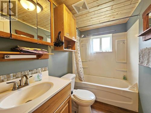 7132 Bowron Lake Road, Quesnel, BC - Indoor Photo Showing Bathroom
