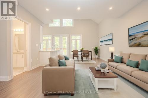 3940 Alcina Avenue, Innisfil, ON - Indoor Photo Showing Living Room