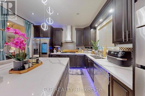 16 Corner Brook Crescent, Vaughan, ON - Indoor Photo Showing Kitchen With Double Sink With Upgraded Kitchen
