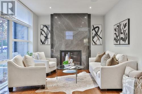 1293 Woodland Avenue, Mississauga, ON - Indoor Photo Showing Living Room