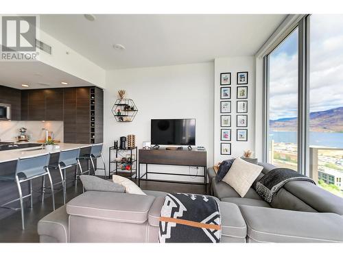 1181 Sunset Drive Unit# 2501, Kelowna, BC - Indoor Photo Showing Living Room